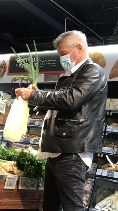Dan Bittman respectă regulile impuse în pandemie, chiar dacă nu crede în COVID