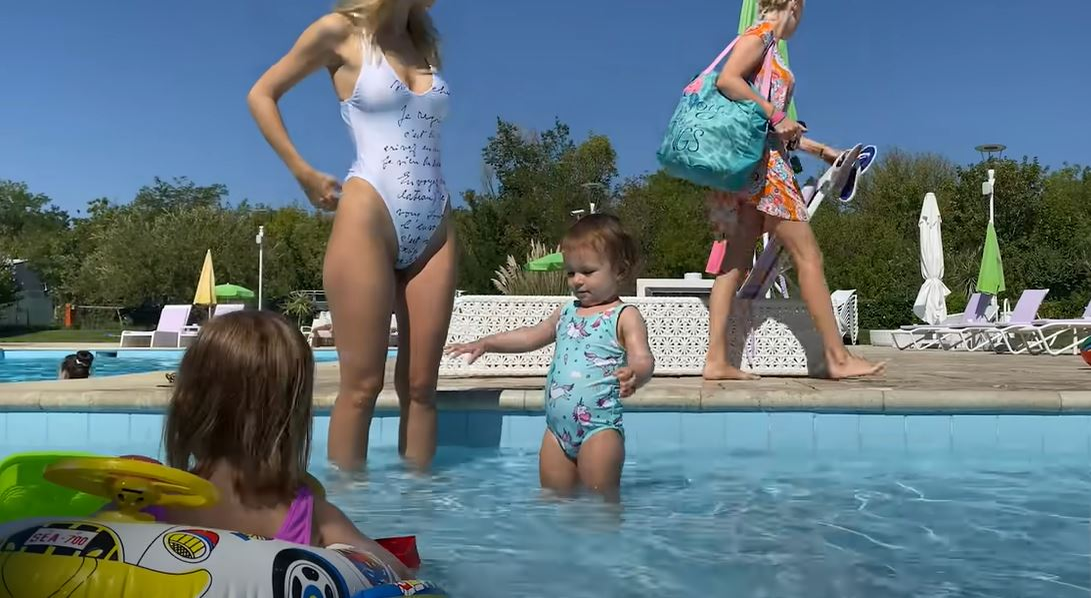 Andreea Bălan, gafă în timp ce se afla la piscină cu fiicele. I s-au văzut zonele intime prin costumul de baie alb și decupat | VIDEO