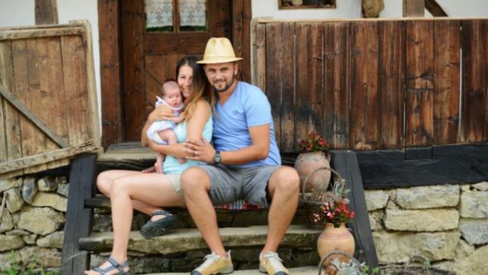 Doi tineri bihoreni au renunţat la oraş pentru sat şi au construit un adevărat colţ de rai! Cum arată căsuţa acestora