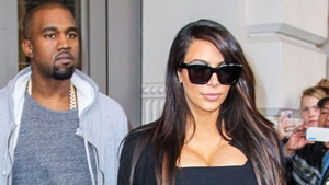 Cea mai emotionanta fotografie! Uite cum ii sta lui Kim Kardashian cu copilul in brate! Vezi cat de mica e fetita ei