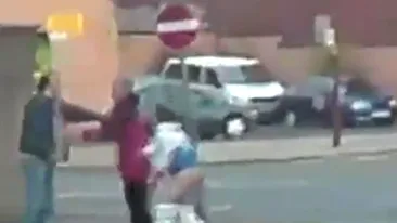 VIDEO Vezi aici cea mai inventiva femeie de pe net! Si-a dat chilotii jos pentru a opri o bataie!