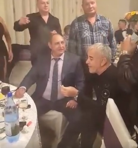 Leo, la dans în spatele lui Petre