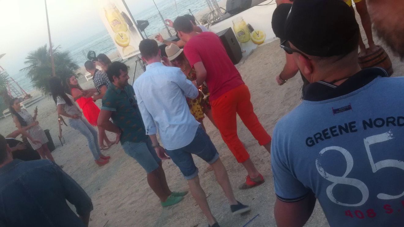 Rusinicaaa! Sotul Deliei a baut si a dansat pana cand a cazut de pe butoi! Vezi ce a facut cantareata in loc sa sara sa-l ajute!