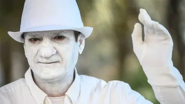 Cătălin Lefter era angajat al unei bănci din Huși, dar s-a mutat în Spania, unde lucrează ca statuie vie în Valencia. Ce spune despre banii pe care îi câștigă din noul job