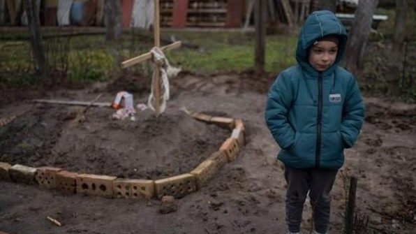 Marina a murit sub privirile copiilor săi, după ce rușii au bombardat Bucha. Imaginile cu Vlad, băiețelul ei, care aduce conserve cu mâncare la mormântul mamei sale au făcut înconjurul lumii