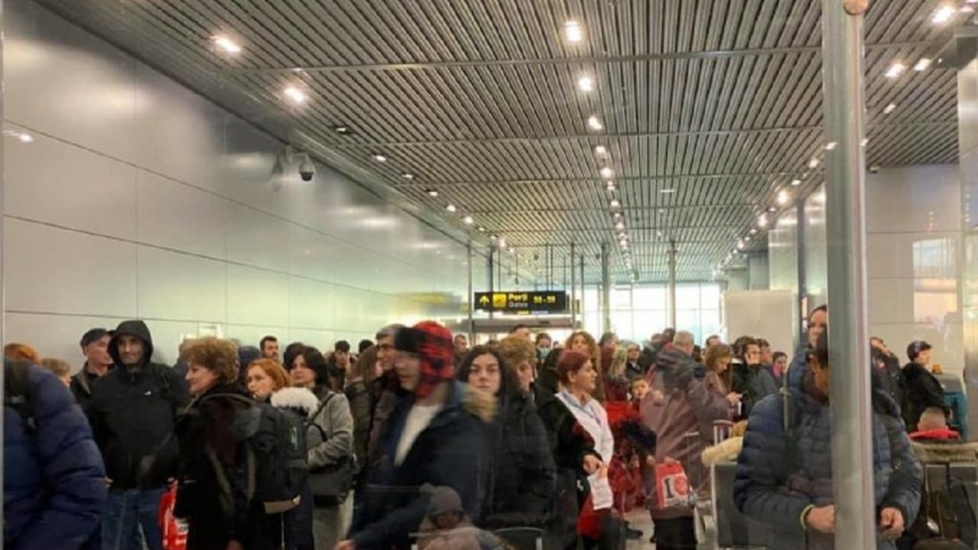 Incendiu într-un restaurant, pe aeroportul Otopeni! Toți călătorii au fost evacuați