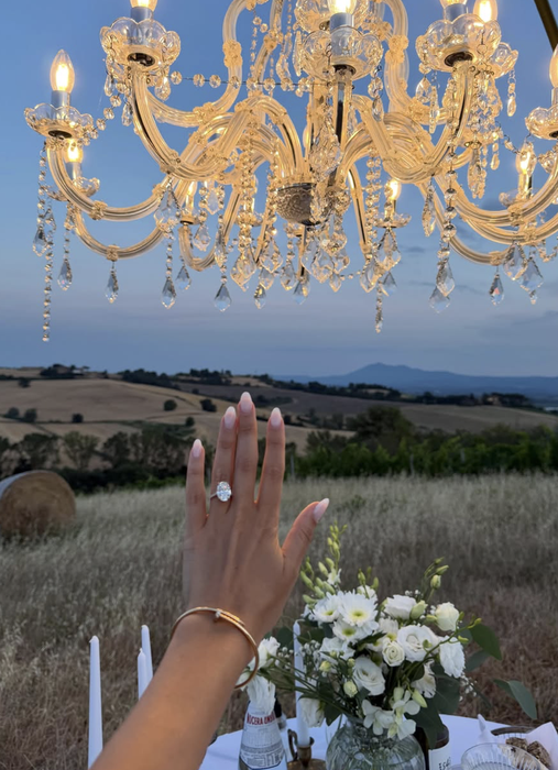 Cât a costat rochia purtată de Valerie Lungu la cererea în căsătorie din Toscana! Prețul inelului de logodnă l-a depășit pe cel al ținutei vedetei
