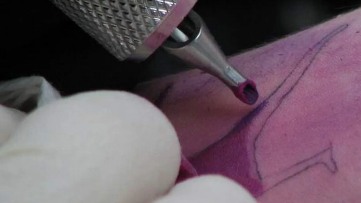 Cat de tare e asta? A fost condamnat la inchisoare pentru ca a facut acest tatuaj