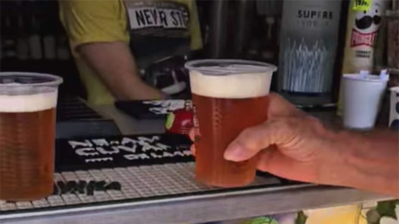 Turiștii din Eforie Nord au crezut că nu văd bine! Cu cât a ajuns să se vândă o bere la draft pe plajă