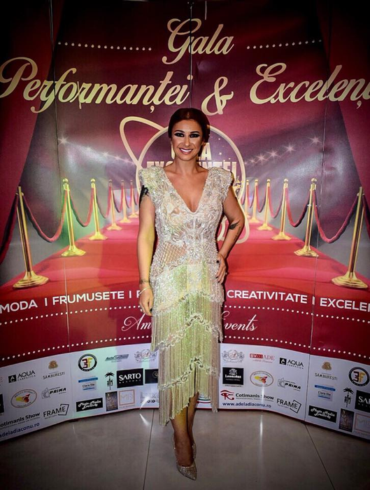 Anamaria Prodan a purtat o rochie extrem de elegantă, dar transparentă! Gafa făcută de soția lui Reghe când a primit un premiu important în cariera ei