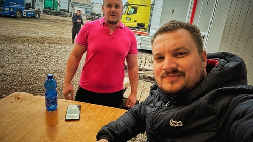 Serie incredibile de „infracțiuni” comise de un șofer de TIR român. A furat marfă, s-a certat cu iubita și a băut până a adormit