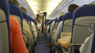 Un steward a declansat toboganul de evacuare al avionului pentru ca l-a enervat un pasager