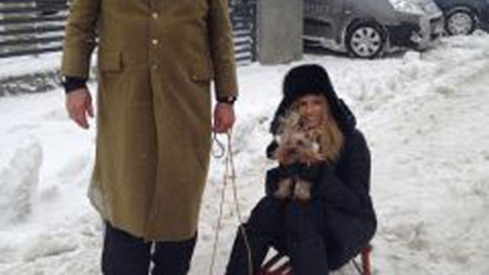 VIDEO Andreea Banica, trasa cu saniuta de un cunoscut portar de la noi! Cine crezi ca a plimbat-o astazi prin zapada?