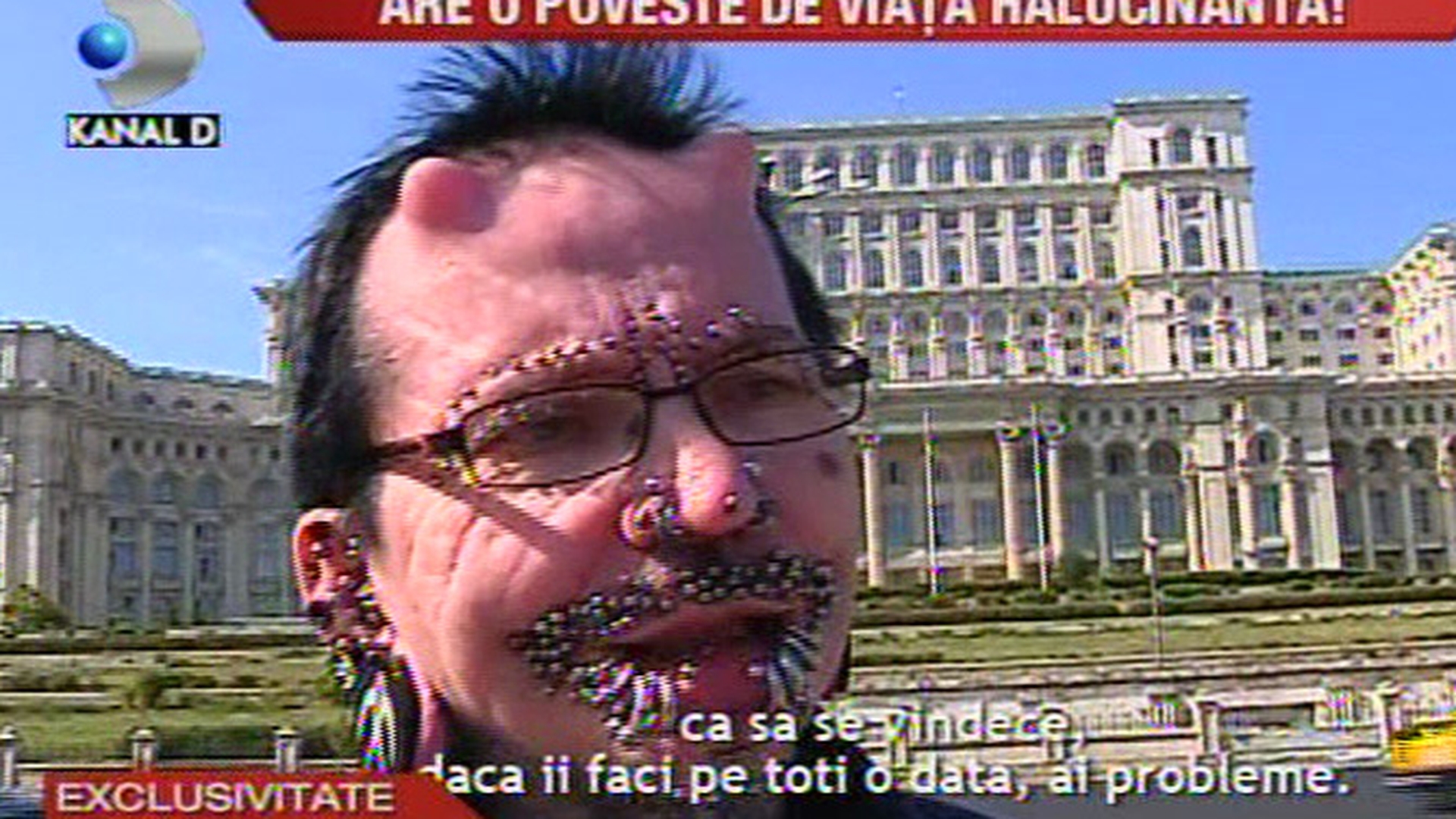 VIDEO Barbatul cu cele mai multe piercinguri din lume socheaza din nou! Are coarne din silicon pe cap, bile de teflon in brate si magneti in varfurile degetelor