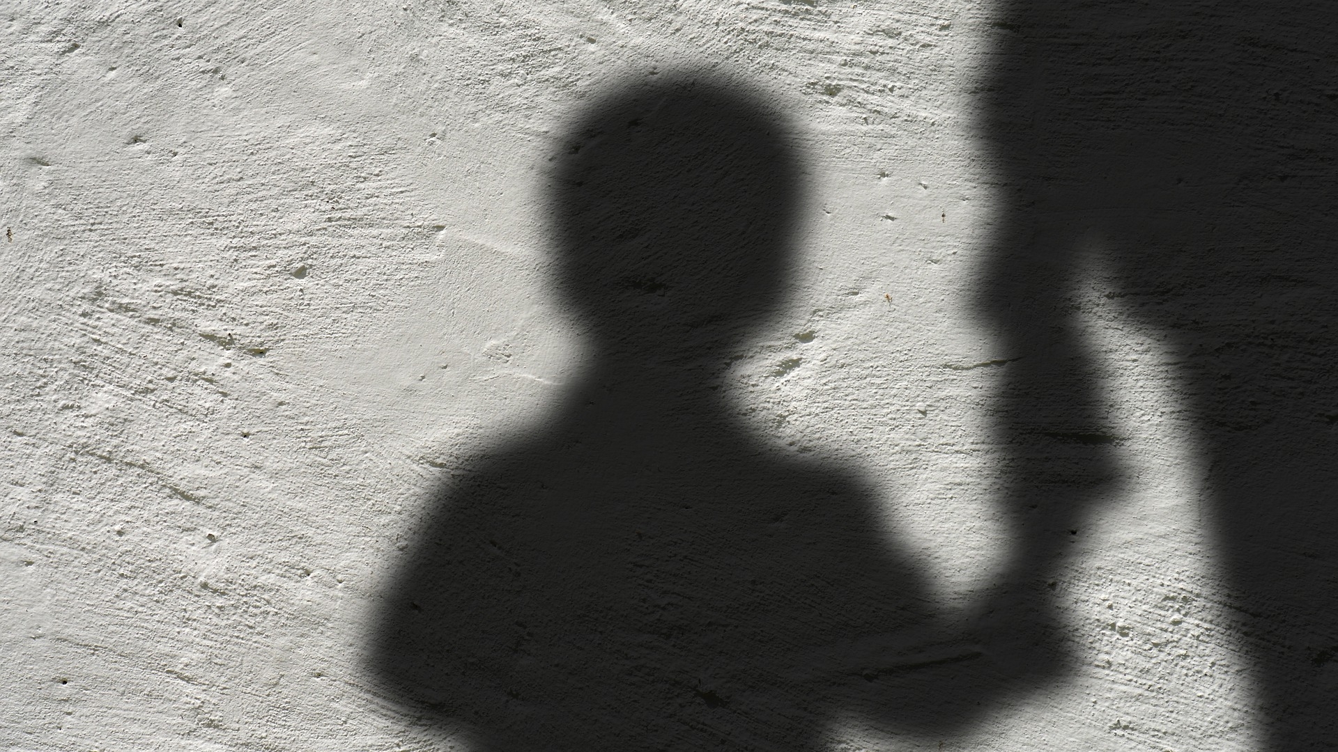 Pedofil de 74 de ani, prins de polițiștii din Iași. Victime i-au fost două fetițe, de 7 și 9 ani