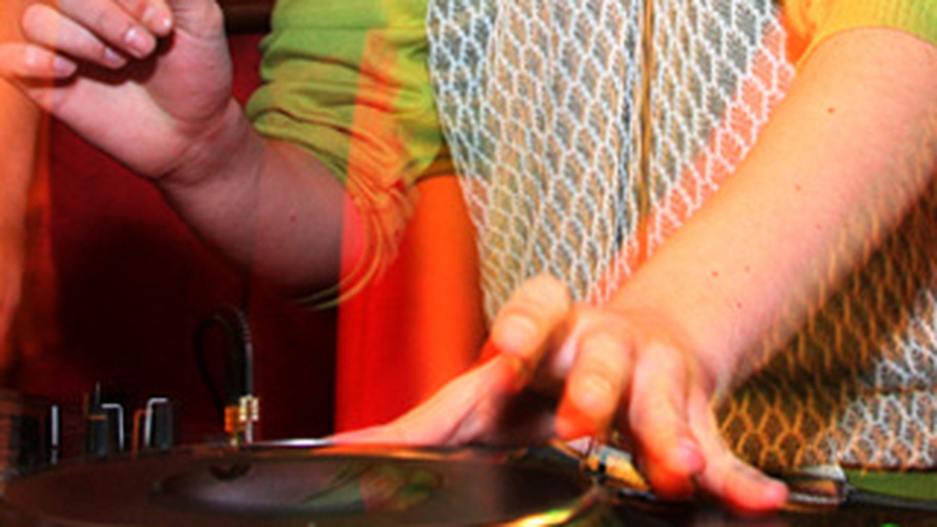 DJ din Brasov retinut dupa ce a fost prins cu ciuperci halucinogene! Urma sa le vanda in club