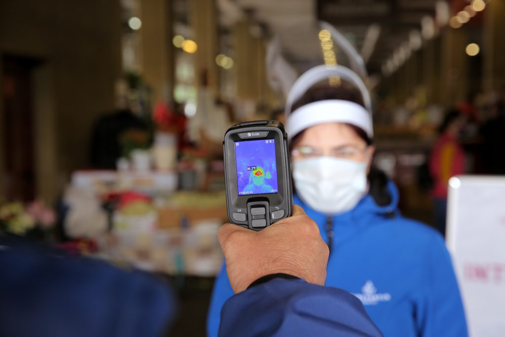 Piața Obor, termoscanere la intrare! Oamenii pot intra în complex doar după ce li se verifică temperatura