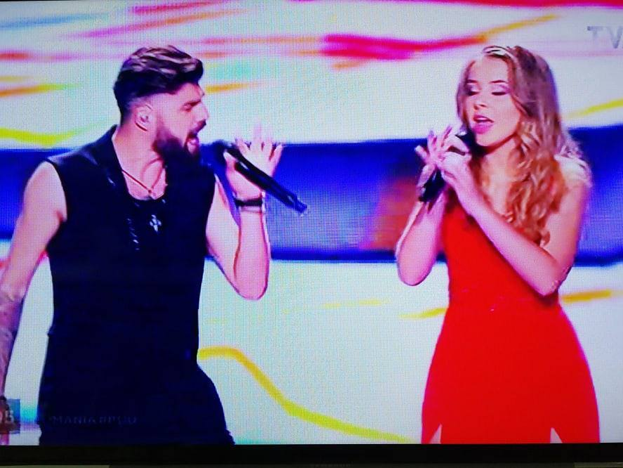 Alex Florea şi Ilinca, interpretând "Yodel It" în a doua semifinală Eurovision
