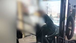 Şofer de autobuz din Constanţa, filmat în timp ce consumă alcool, la volan