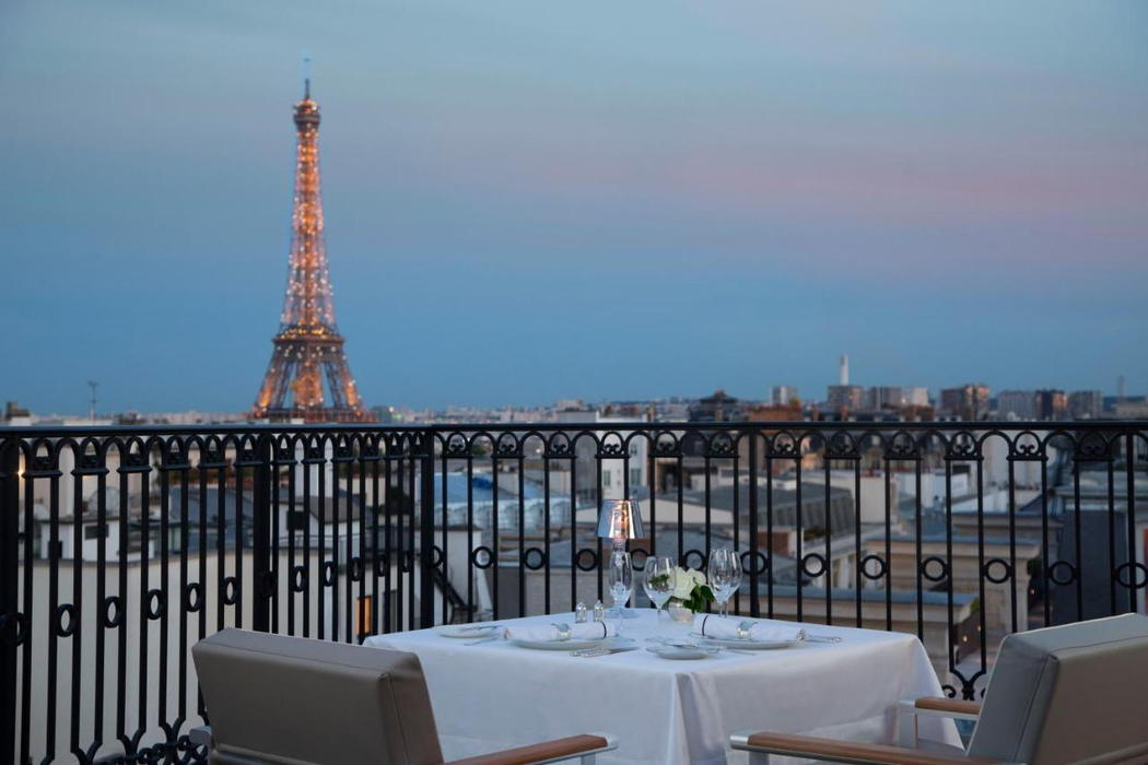 Hotelul are un view către Turnul Eiffel/ Sursă foto - Booking.com