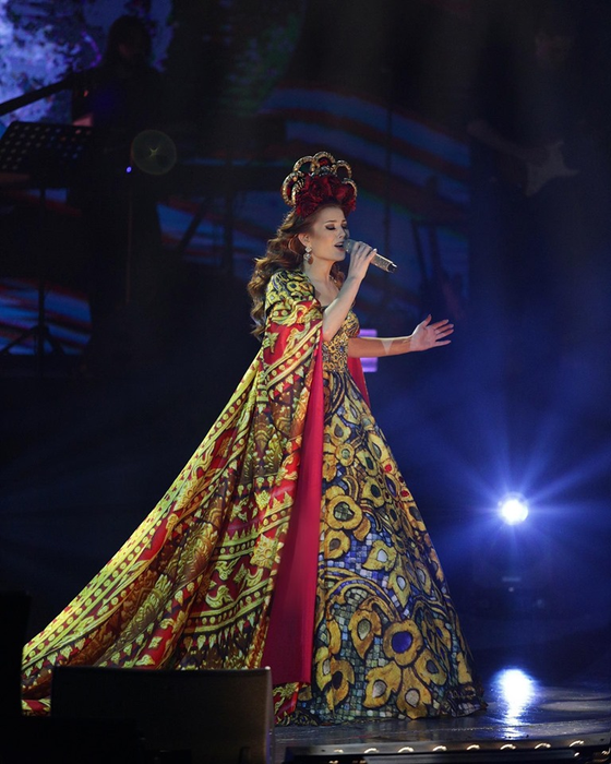Elena Gheorghe, mărturii în lacrimi în fața a peste 4.000 de oameni. Imagini senzaționale de la show-ul cu muzică armânească