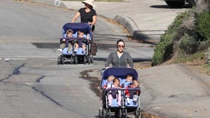 Octupletii au iesit la plimbare cu dadacele