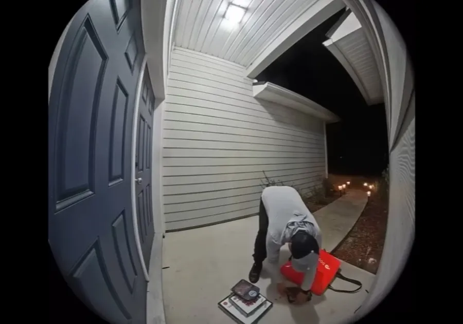 Ce a făcut acest livrator, după ce a scăpat pe jos caserola cu aripioare de pui. Imagini surprinse cu camera de supraveghere/ sursă foto: youtube @ News4JAX The Local Station