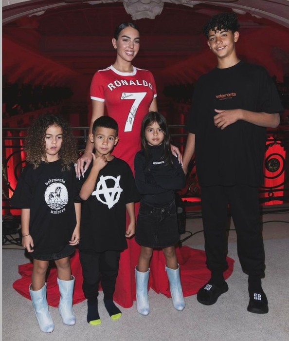 Georgina Rodriguez a încins atmosfera la Săptămâna Modei de la Paris. Logodnica lui Cristiano Ronaldo a defilat pe podium într-o costumație aparte. FOTO