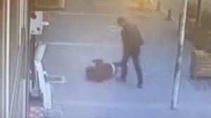 Mamă și fiică, bătute cu bestialitate, în miezul zilei! Martorii au fost șocați