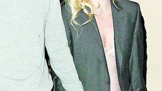 Britney Spears, comportament bizar la petrecerea noului logodnic! De mana cu alt barbat