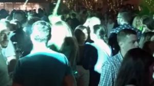 Avem IMAGINILE FABULOASE! Ce-au făcut cele mai frumoase femei din Bucureşti şi nişte milionari excentrici la Nuba! Nici măcar DELIA nu a mai rezistat şi... | VIDEO EXCLUSIV