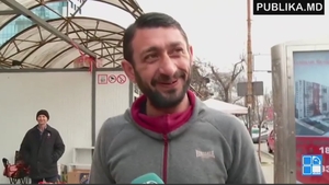 Aceasta este cea mai tare ”manea moldovenească”. Vezi ce dedicaţie specială le-a facut acest tânăr femeilor!