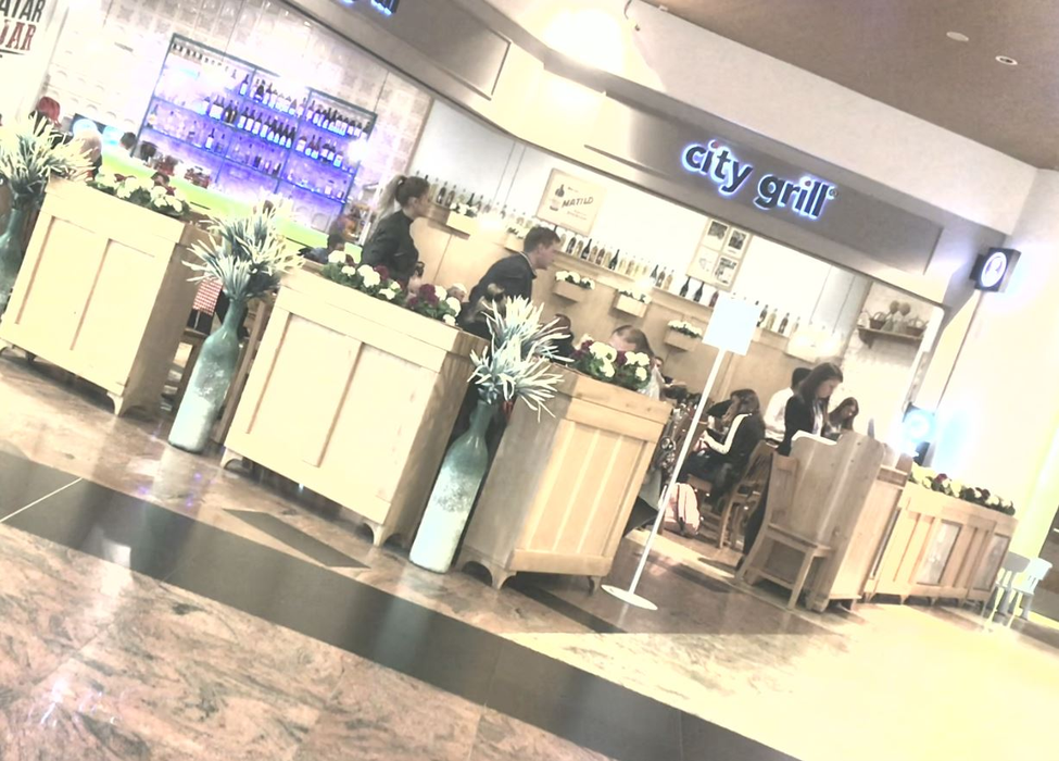 Iuliana și Dragoș au mâncat la un restaurant din mall, apoi s-au oprit la o florărie