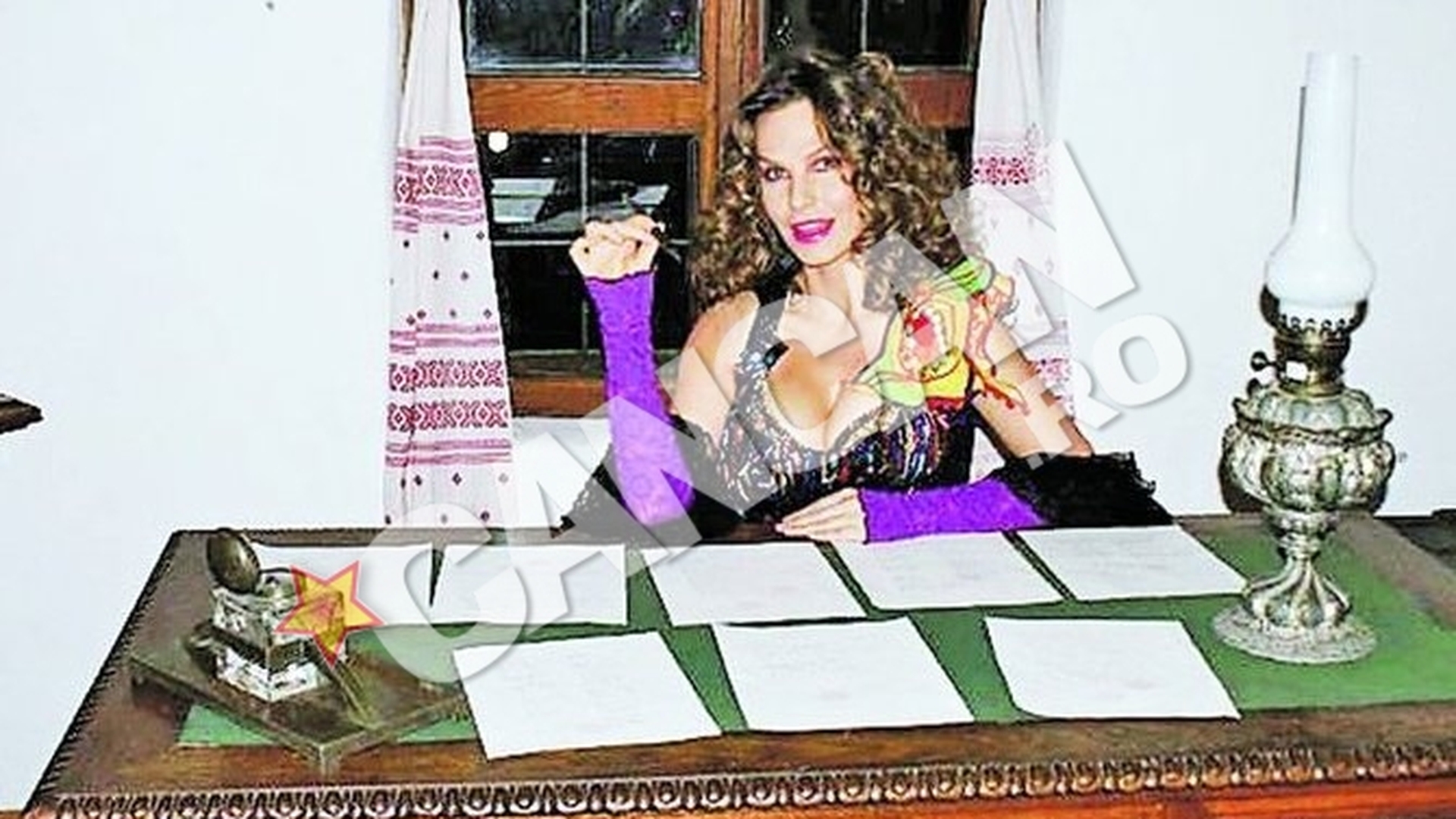Vedeta s-a pozat in casa memoriala a poetului. Anna Lesko, sexy la biroul lui Eminescu