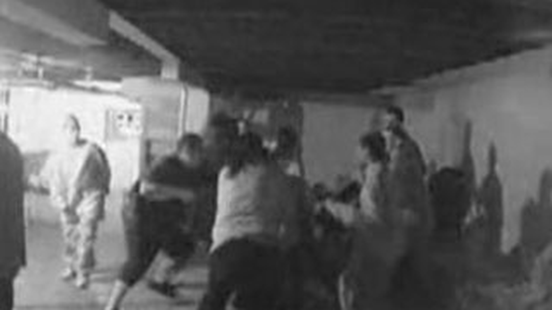 VIDEO Vezi ce bataia isi ia unu', timp de doua minute, de la 15 membri ai gastii din care face parte!