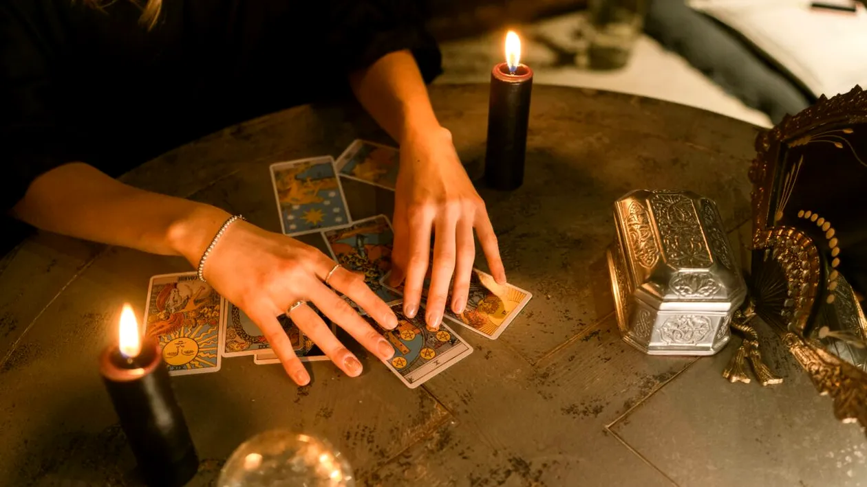 Cartea de Tarot a zilei de 1 ianuarie 2026. Trei de Monede – ziua în care colaborarea și munca dedicată deschid drumul spre succes