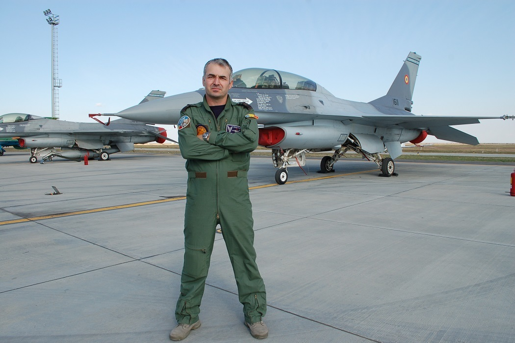 Cătălin Micloş, la baza aeriană de la Feteşti