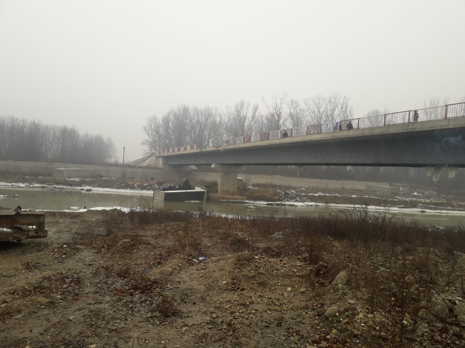 Șoferul nu a mai putut controla camionul din cauza poleiului