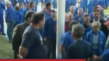 Protestele au fost reluate la Oltchim! Sute de oameni au iesit in fata institutiei