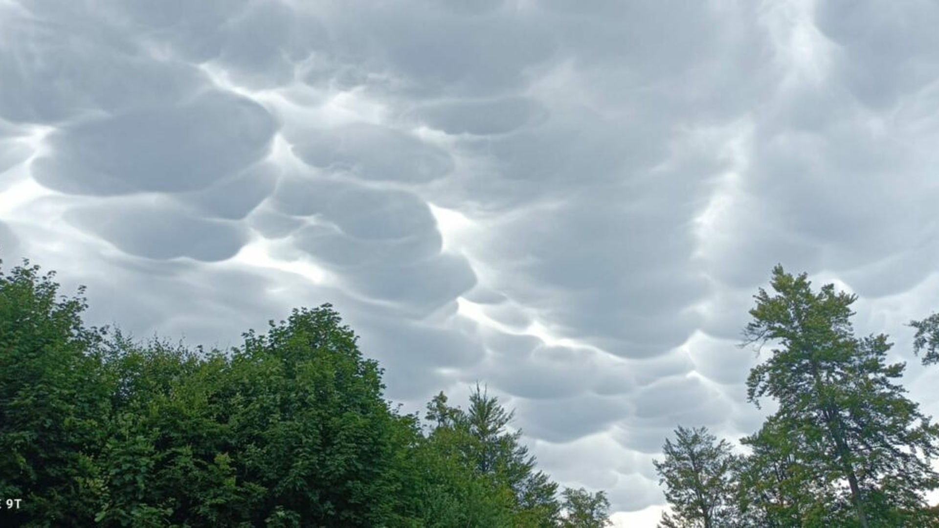 Ce a apărut pe cer, în Baia Mare. Localnicii au rămas mască și au fotografiat imediat fenomenul straniu