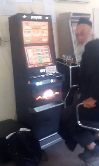 Preotul a fost filmat în interiorul unui bar, la păcănele