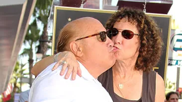 Uite ca se poate sa divortezi si dupa 30 de ani de mariaj! Te-a facut sa razi ani de-a randul cu comediile lui, dar acum l-a lasat nevasta!