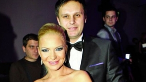 Andreea Antonescu munceste pe branci in Romania, in timp ce sotul ei se distreaza in Las Vegas. Vezi cu cine isi petrece timpul