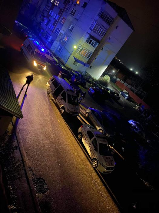 A aruncat tot ce a găsit în casă pe geam şi a distrus maşinile din faţa blocului