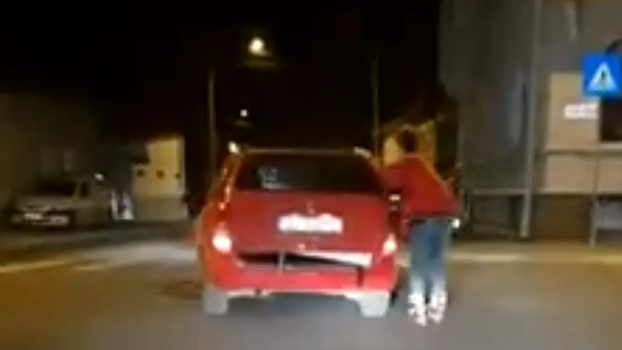 VIDEO. Scene incredibile pe o stradă din Craiova. Un tânăr pe role se ține de o mașină care circulă cu viteză