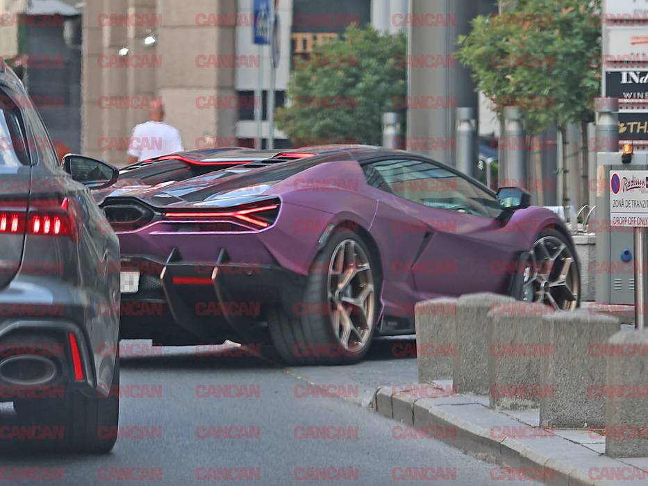 Cobra Tate parchează la Radisson