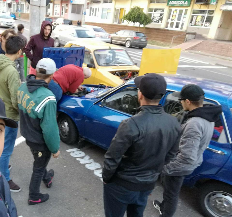 Maşinile cu care vor face drumul în Sahara sunt, oficial, "de epocă"