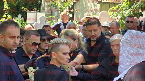Gestul SFÂȘIETOR făcut de fiul lui Ion Cernea, înainte ca sicriul cu trupul neînsuflețit al tatălui său să fie băgat în groapă. Îți dau lacrimile!