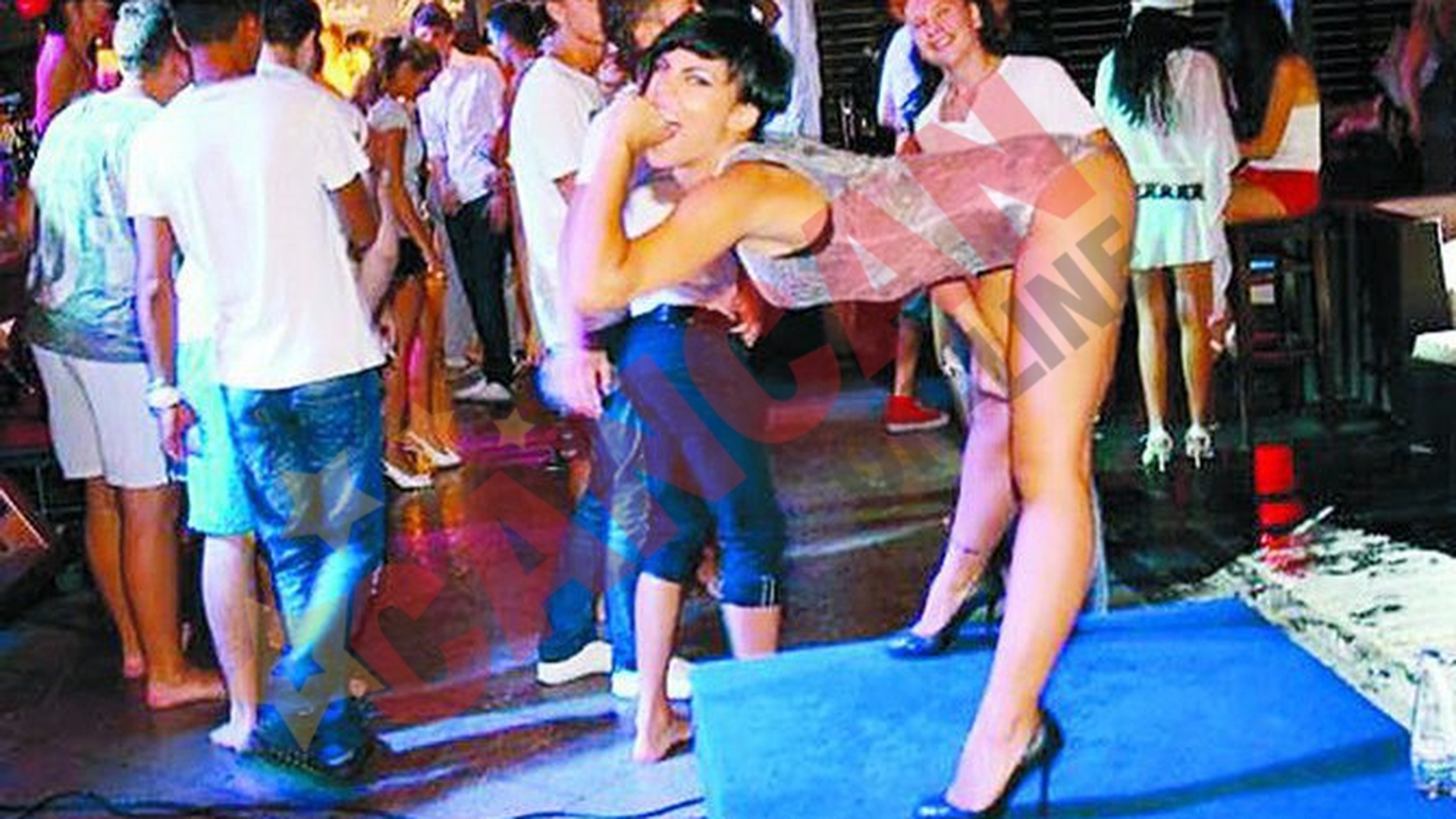 Se fataie pe cuburi in club