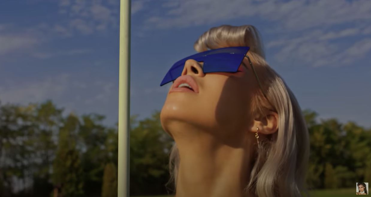 Antonia și Alina Ceușan, filmate în ipostaze ca-n filmele pentru adulți în cel mai nou clip al cântăreței! S-au atins pasional în zone intime și au flirtat una cu cealaltă | VIDEO